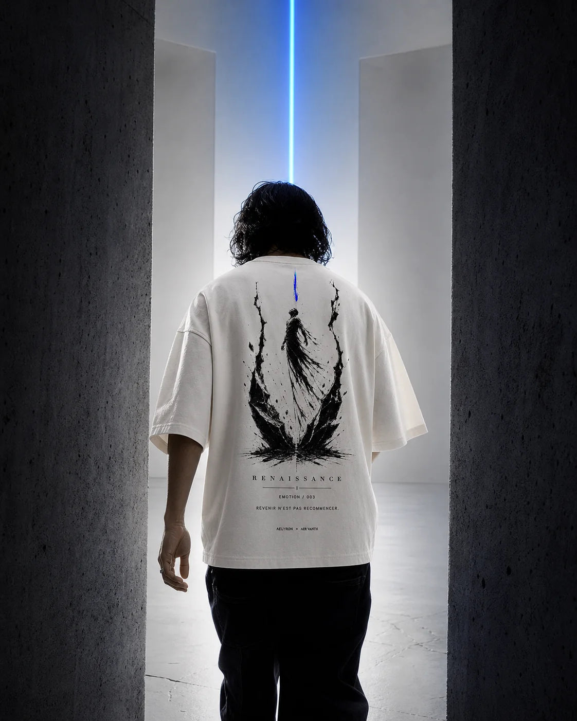RENAISSANCE 003 — t-shirt oversize blanc en campagne AELYRON