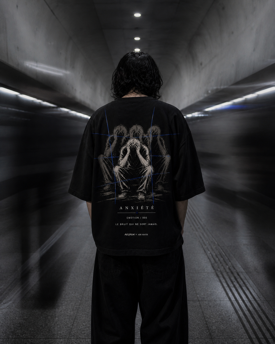 ANXIÉTÉ 005 — mise en situation du t-shirt oversize graphique AELYRON