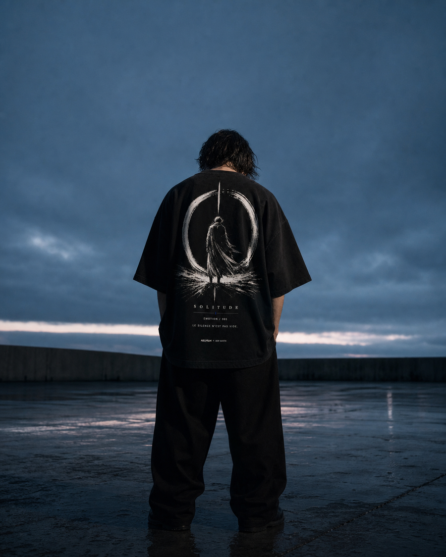 SOLITUDE 001 — mise en situation du t-shirt oversize graphique AELYRON